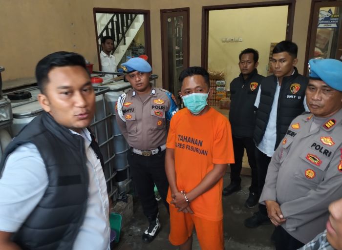 Kasat Reskrim Polres Pasuruan, AKP Adimas didampingi Kanit II Ekonomi, Ipda Eko Hari Saputro saat menggelar rilis di TKP produksi. Foto: Andy Fachrudin/BANGSAONLINE