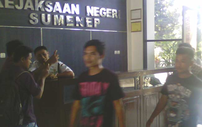Sejumlah aktivis ALPI saat masukkan laporan di Kejari Sumenep. foto: rahmatullah/ BANGSAONLINE