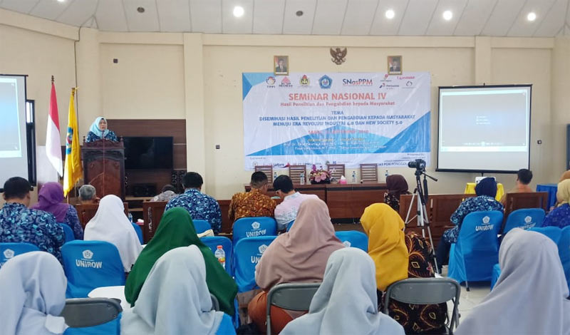 Rektor Unirow Tuban Dr. Supiana Dian Nurtjahyani, M.Kes. saat membuka SNasPPM ke-4, Ahad (22/9).
