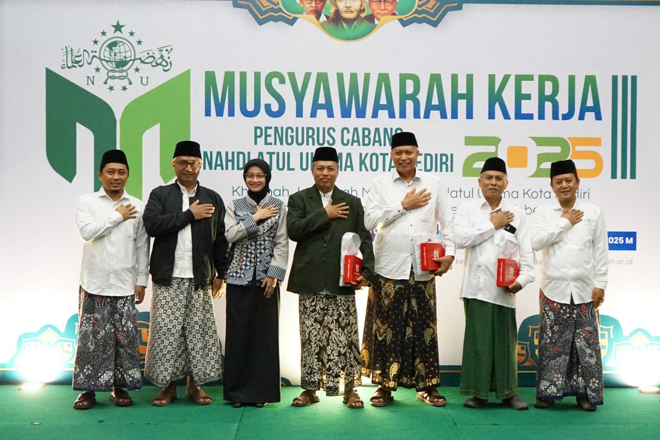 Wali Kota Kediri Vinanda Prameswati dan Wakilnya Gus Qowim bersama jajaran PCNU Kota Kediri. (Ist).