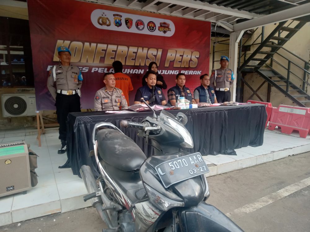 Konferensi pers Polres Pelabuhan Tanjung Perak terkait penangkapan pelaku pembacokan di Kedinding Lor Surabaya