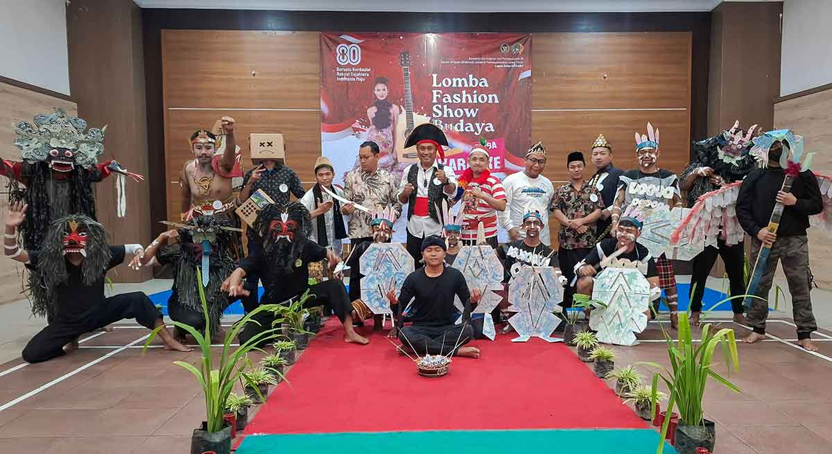 Para WBP Lapas Kediri dengan pakaian uniknya dalam peringatan HUT ke-80 RI. Foto: Ist