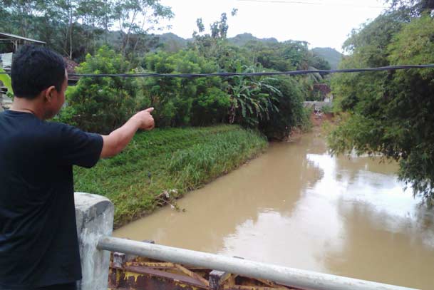 Parapet yang nyaris jebol.