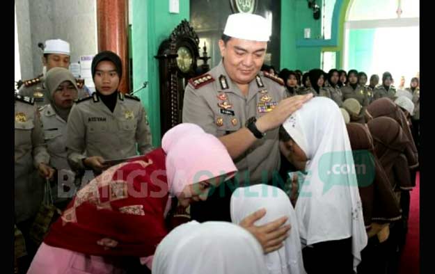 Kombespol Mohammad Iqbal saat memberikan santunan kepada anak yatim.