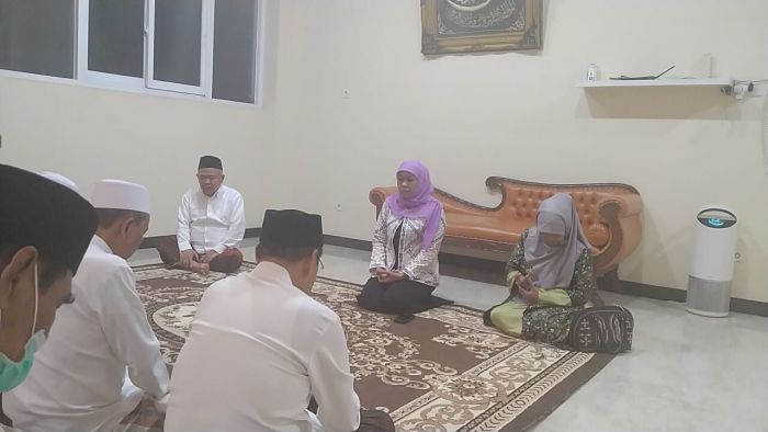 FOTO ILUSTRASI. Gubernur Jawa Timur Khofifah Indar Parawansa saat menghadiri Tasyakuran Umrah Prof Dr KH Asep Saifuddin Chalim, MA, di kediaman Ning Imah, di lingkungan Pondok Pesantren Amantul Jalan Siwalankerto Surabaya, Sabtu (28/1/2023) malam. Foto: M Mas