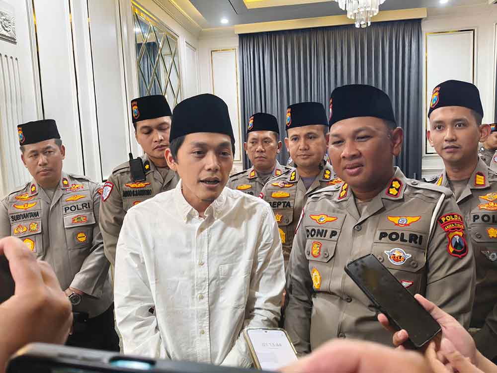 Gus Iqdam bersama Wadirlantas Polda Jatim dan seluruh jajaran saat kegiatan silaturahmi dalam rangka HUT ke-70 Polantas. (Ist)