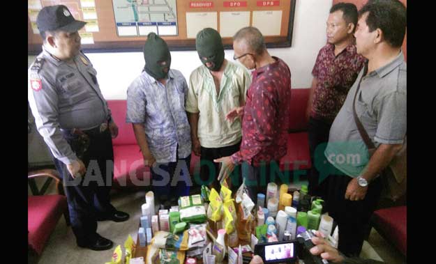 Kedua tersangka saat diamankan di Mapolsek Kediri Kota. foto: ARIF K/ BANGSAONLINE