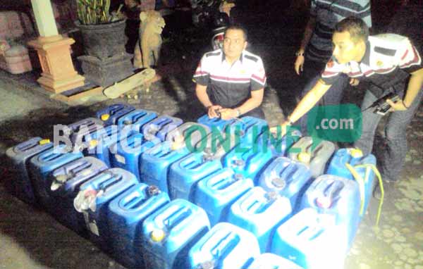 Kasat Reskrim Polres Kediri AKP M. Aldy Sulaiman memimpin langsung penggrebekan gudang miras di Kediri. foto: dendi martoni/BANGSAONLINE