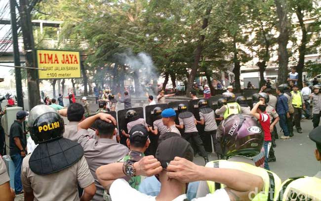 Calon tunggal Kapolri Komjen Pol Tito Karnavian saat mengikuti uji kelayakan dan kepatutan di Komisi III DPR RI, Kamis (23/6).