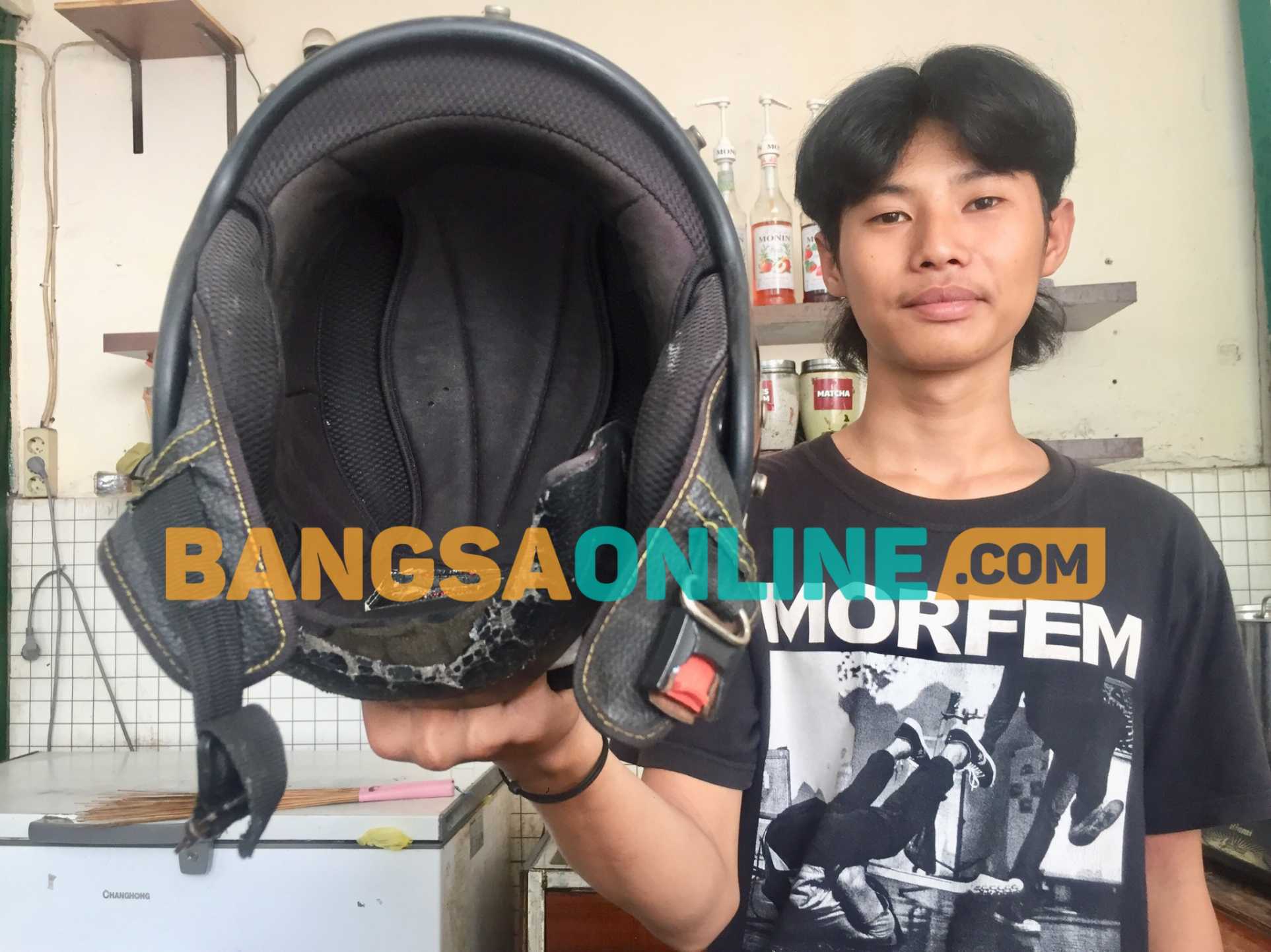 Helm yang digunakan pelaku untuk menyembunyikan handphone hasil curian di Warkop Ceria Selalu. Foto: Rusmiyanto/BANGSAONLINE