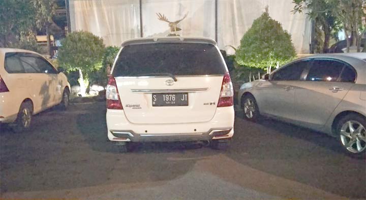 Mobil yang diamankan petugas. Mobil itu mengangkut uang sebanyak Rp. 1 Miliar rupiah.