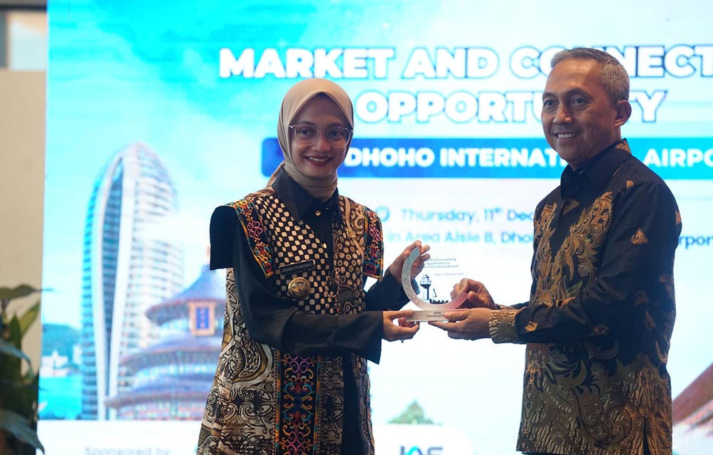 Wali Kota Kediri Vinanda Prameswati saat menerima cenderamata dari Direktur PT Surya Dhoho Investama, Maksin Arisandi. Foto: Ist.