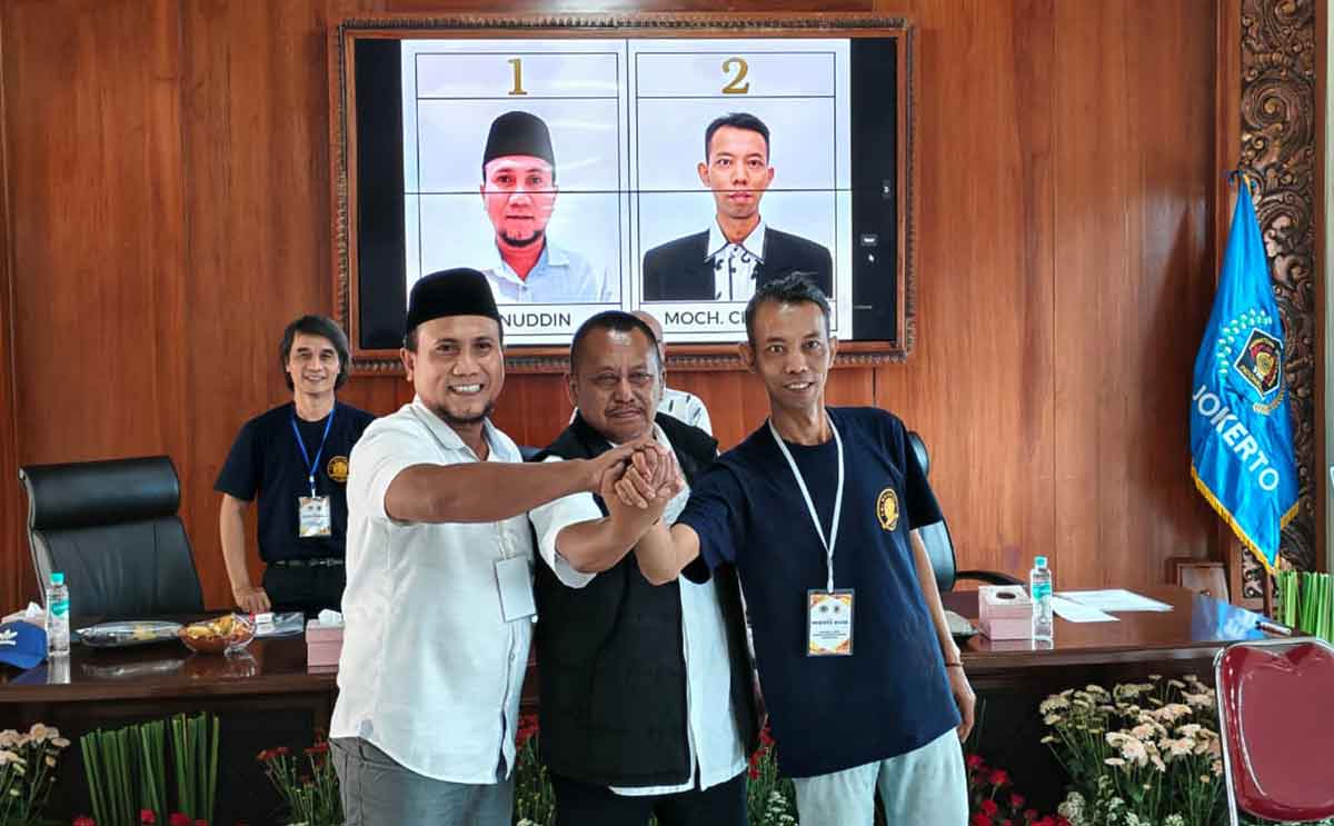 Aminuddin dan Chariris ditengahi Lutfil Hakim dalam Konfercab PWI Mojokerto.