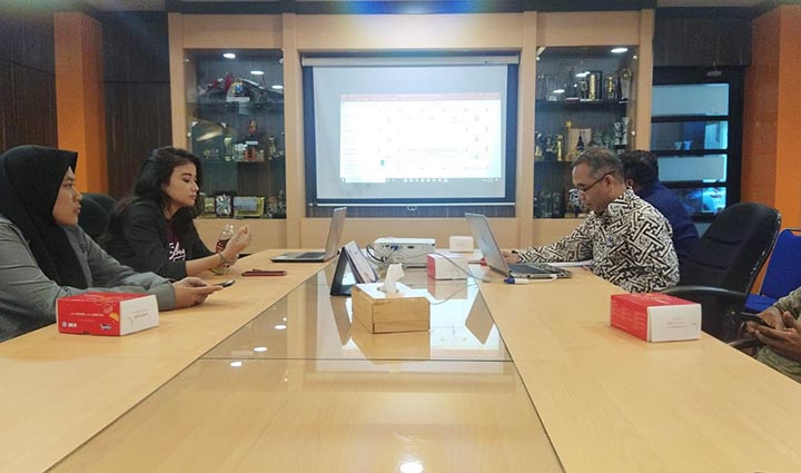 Sutikno, Kepala Tim Riset Pilkada ITS saat memberikan pemaparannya di Gedung JTV Jalan A. Yani Surabaya, Kamis (20/2) sore. foto: YUDI A/ BANGSAONLINE