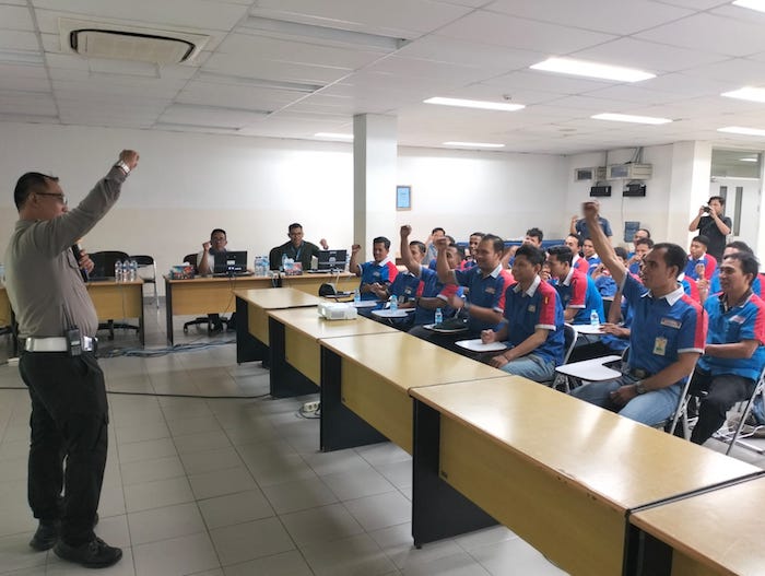Kanit Kamsel Satlantas Polres Gresik, Ipda Andreas Dwi Anggoro saat memberikan pembekalan Safety Riding kepada karyawan PT Indomarco Prismatama. FOTO: ist.
