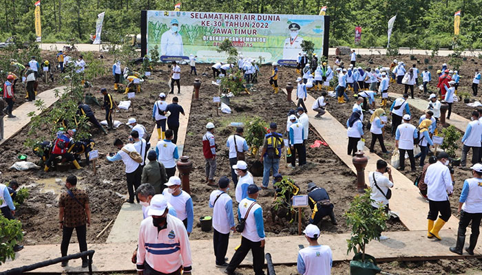 Suasana penanaman pohon massal di Bendungan Semantok, Nganjuk.