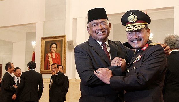 Taufiqurahman Ruki berjabat tangan dengan Wakapolri, Komisaris Jenderal Badrodin Haiti. Usai pelantikan pengambilan sumpah di Istana Negara. Taufiqurahman menjabat pimpinan KPK sementara, menggantikan Abraham Samad dan Bambang Widjojanto yang terjerat kasus hukum, Jakarta, 20 Februari 2015. Tempo/Aditia Noviansyah