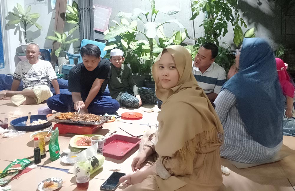Warga Dusun Krajan Tengah, Kelurahan Krian, Sidoarjo, memilih pesta barbeque bersama para penghafal Al-Qur