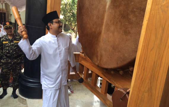 Wakil Gubernur Jawa Timur Saifullah Yusuf saat menabuh bedug sebagai tanda diresmikannya Masjid di Ponpes Al-Islah Dusun Dlopo Desa Karangrejo Kecamatan Ngasem Kabupaten Kediri. foto: arif kurniawan/BANGSAONLINE
