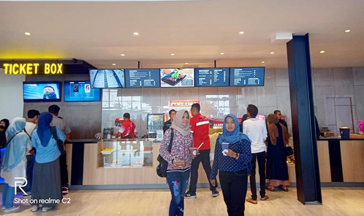 Pengunjung saat membeli tiket di Ticket Box Gedung Bioskop Kota Cinema Mall Pamekasan, Madura.