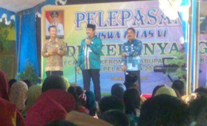 Wabup, Moh Qosim, bersama Camat Kebomas, Jairrudin dan kepala UPT Dinas Pendidikan Kebomas, Istamadji. (foto: syuhud/BANGSAONLINE)