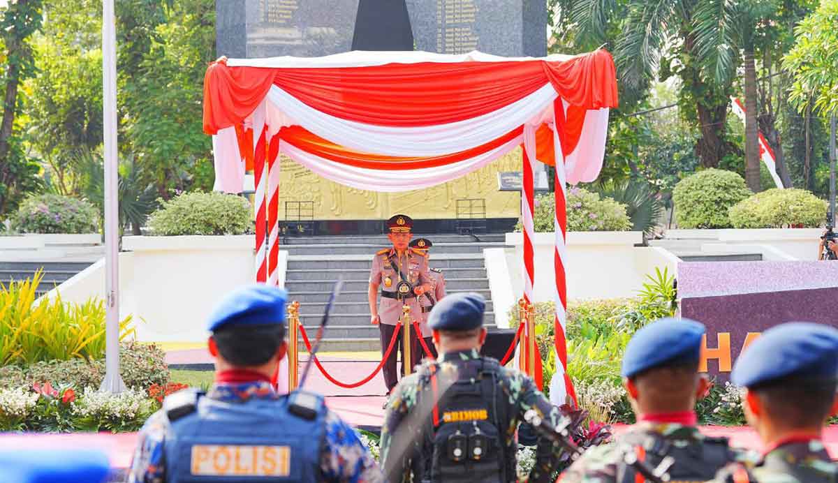 Upacara peringatan Hari Juang Polri 2025 di Surabaya. 