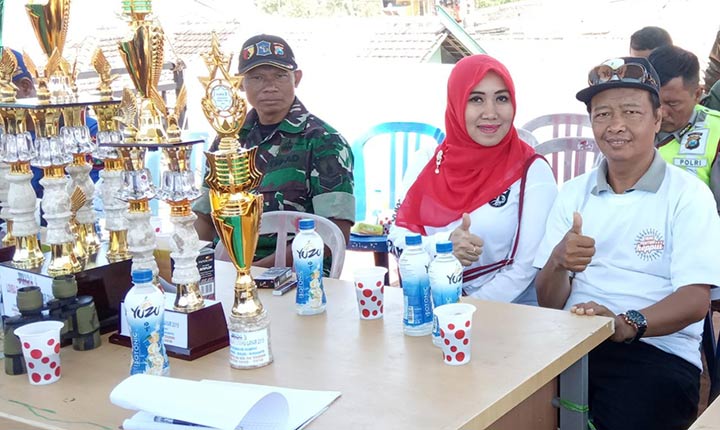 Lia Istifhama ketika menghadiri lomba perahu layar di pantai Kenjeran, beberapa waktu lalu. foto: istimewa