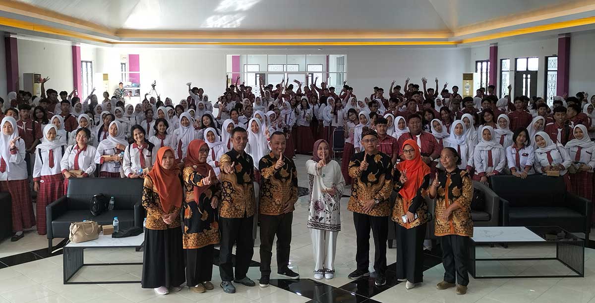Guru pendamping dan siswa saat foto bersama di Auditorium FIP Unesa.