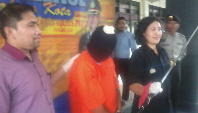DIAMANKAN: Tersangka Aminudin, diapit Kasat Reskrim dan Kasubag Humas saat gelar perkara di Mapolres Malang Kota. foto: iwan/ BANGSAONLINE