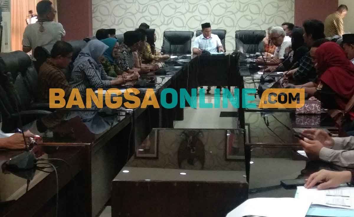 Wakil Ketua DPRD Nganjuk, Jianto, saat memimpin rapat dengar pendapat terkait galian mineral bukan logam. Foto: BAMBANG DWI JULIANTO/BANGSAONLINE