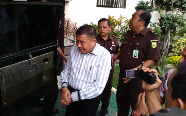 Terpidana Agus Sukiranto saat memasuki mobil tahanan kejari Sidoarjo untuk dijebloskan ke Lapas Porong. foto: nanang ichwan/ BANGSAONLINE