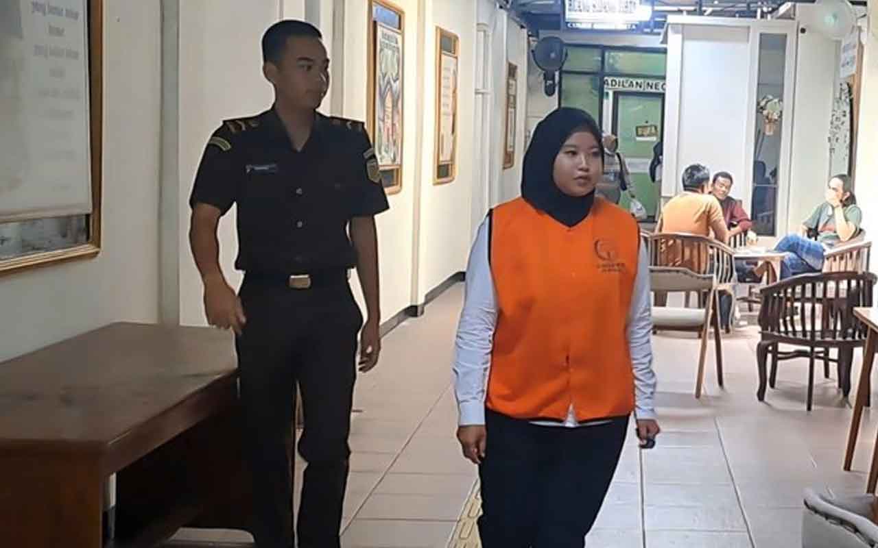 Mustika Ayu, Terdakwa kasus pembunuhan anak kandungnya yang dituntut 12 tahun penjara di PN Jombang. Foto: Detik.com