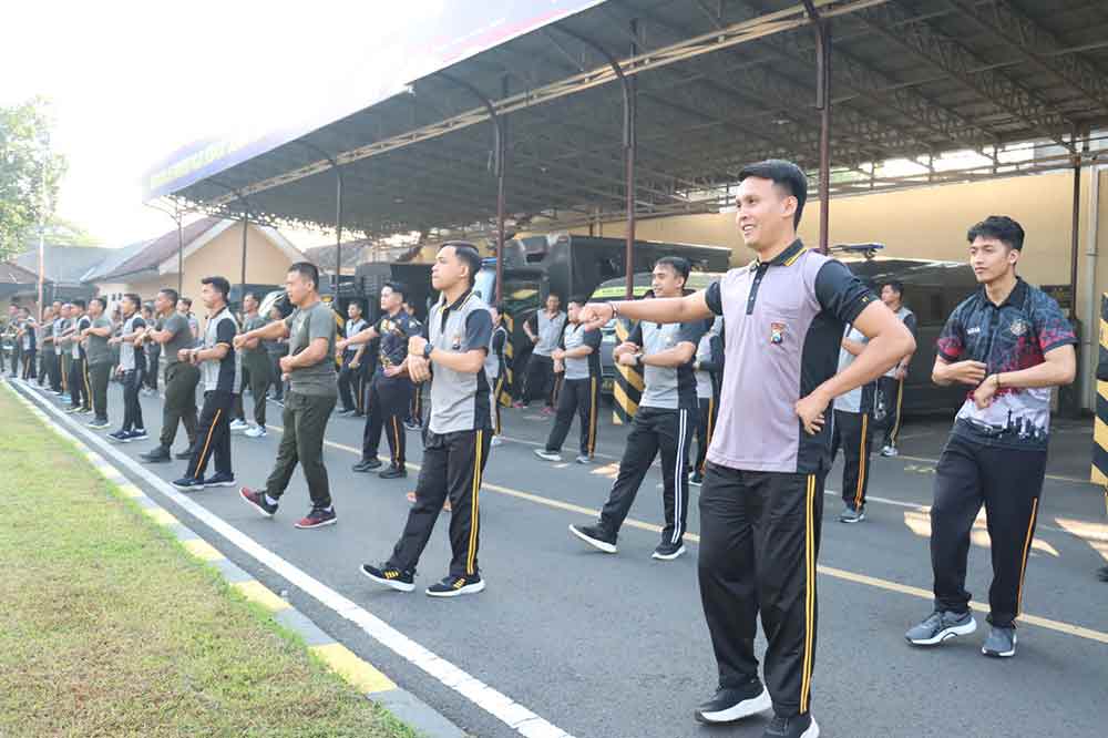 Suasana olahraga bersama yang digelar Polres Mojokerto Kota bersama TNI di Lapangan Patih Gajahmada Polres Mojokerto Kota. (Ist)
