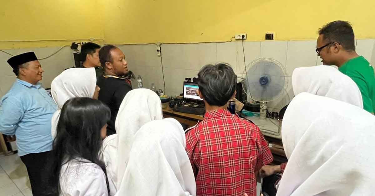 Jajaran redaksi BANGSAONLINE saat menerima kunjungan dari siswa/siswi SMAN 2 Batu.