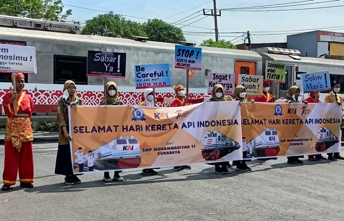 Para siswa-siswi SMP Muhammadyah 11 Surabaya saat melakukan aksi simpatik di perlintasan sebidang Jalan Demak.