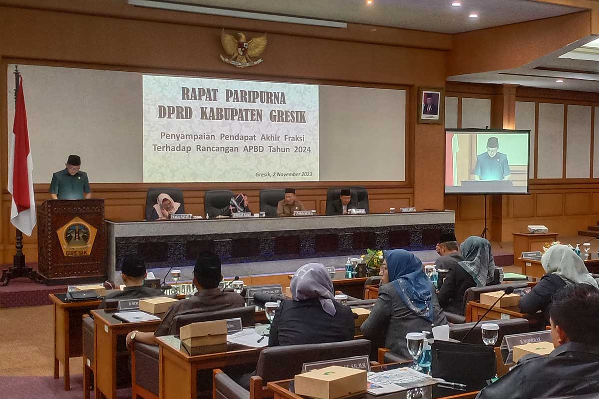 DPRD Gresik saat menggelar paripurna dengan agenda PA Fraksi terhadap RAPBD 2024. Foto: SYUHUD/ BANGSAONLINE.com