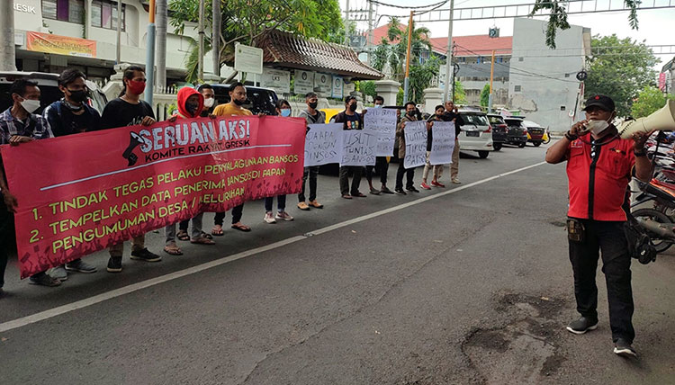 Massa aksi KMG saat demo di Kantor Dinsos Gresik. Foto: SYUHUD/ BANGSAONLINE