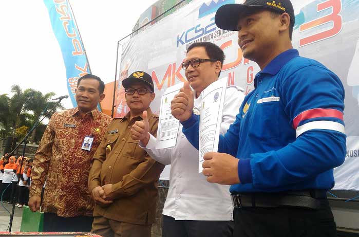 Kepala SMK PGRI 3 Lukman Hakim bersama Kepala BNN Kota Malang AKBP Bambang menunjukkan MoU kerja sama bebas narkoba, disaksikan Plt Wali Kota Malang Sutiaji dan Kabid SMK Dinas Pendidikan Provinsi Jatim Hudiono, Selasa (3/7). foto: Iwan Irawan/bangsaonline.com