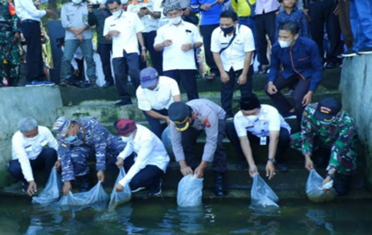 Berbagai upaya dilakukan Pemkab Banyuwangi untuk menjaga ekosistem sungainya. Salah satunya dengan menggelar Festival Susur Sungai yang diadakan rutin tiap bulan secara bergantian di sejumlah aliran sungai. (foto: ist)