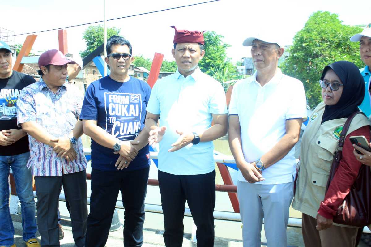 Wawali Pasuruan, Nawawi saat menghadiri pelepasan benih ikan di sungai gembong Kota Pasuruan