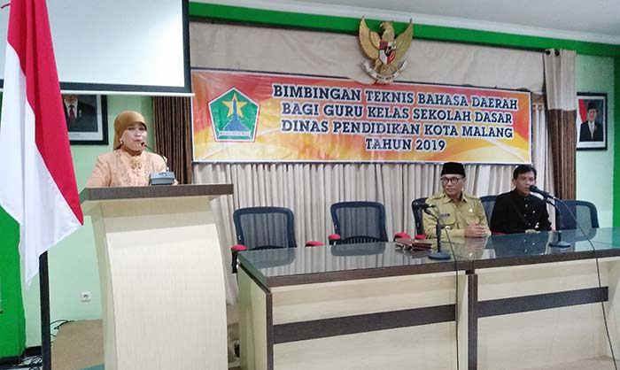Dra Zubaidah MM Kepala Dinas Pendidikan Kota Malang, saat melaporkan kegiatan Bimtek di Hadapan Wawali Kota Malang Sofyan Edi J, di aula Diknas, Selasa (19/3). Foto: IWAN IRAWAN/BANGSAONLINE
