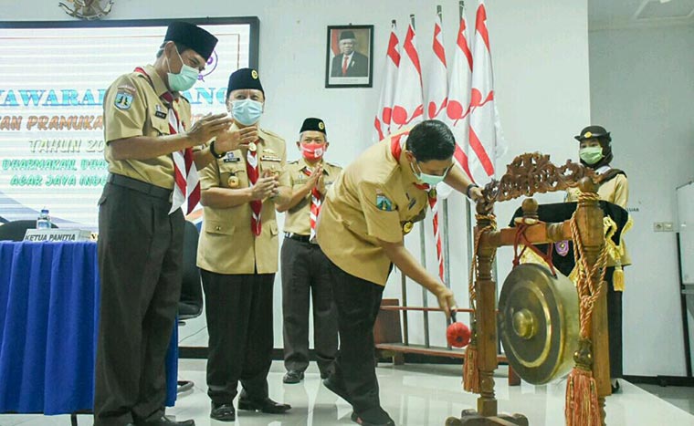 Wali Kota Kediri Abdullah Abu Bakar membuka Musyawarah Cabang (Muscab) Gerakan Pramuka Kota Kediri 2020 ditandai dengan pemukulan Gong. (foto: ist.)