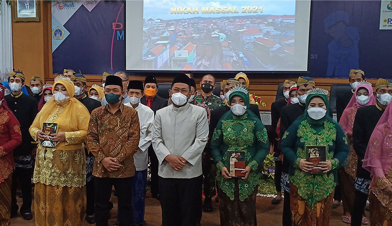 DPRD Gresik Mantu, Nikahkan Belasan Pasangan Dhuafa