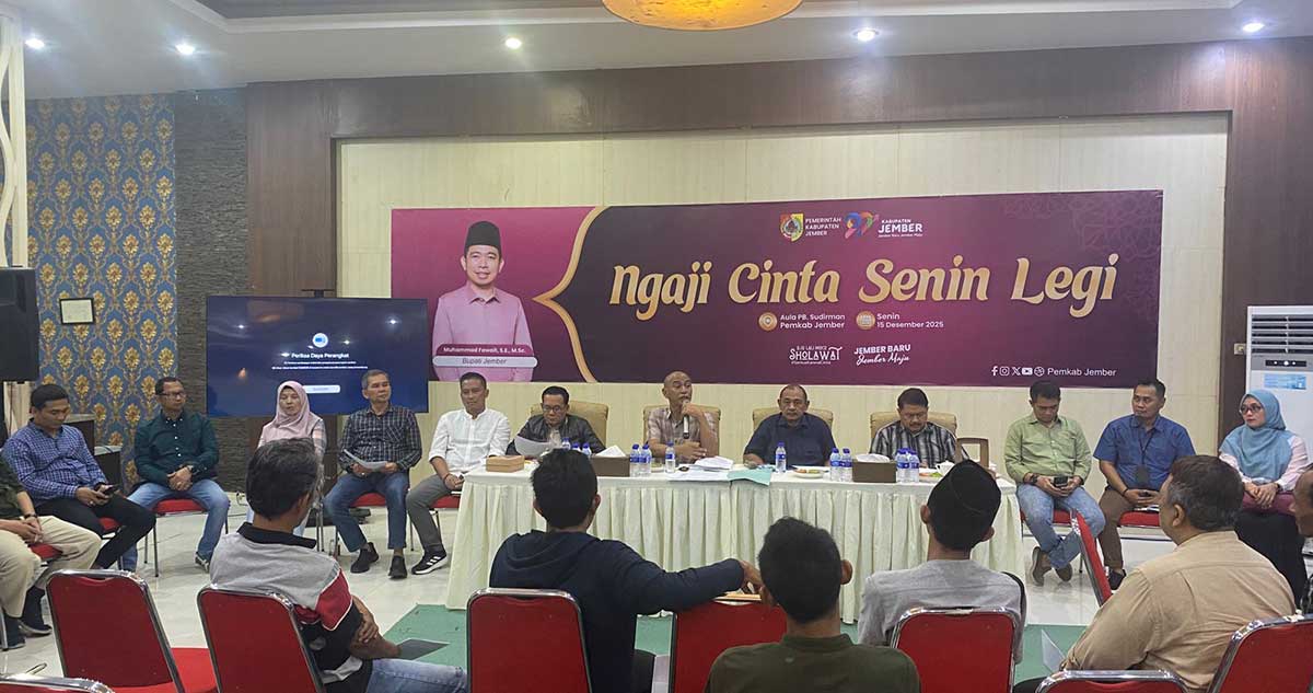 Satgas Infrastruktur Jember saat menerima laporan warga Muktisari.