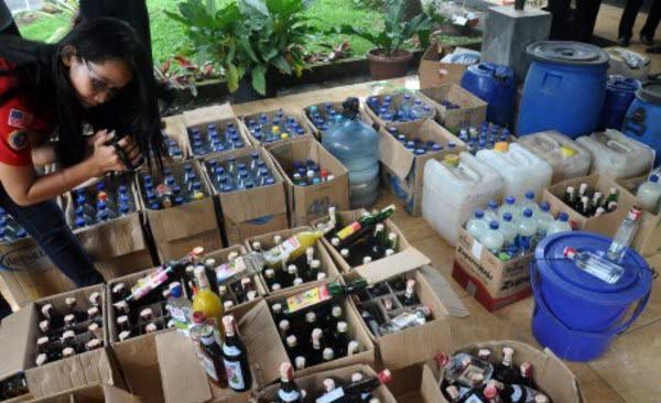 Ratusan botol miras disita. foto: ilustrasi