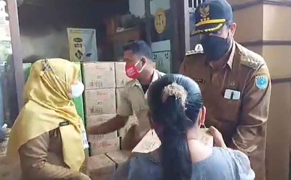 Wali Kota Probolinggo Habib Hadi Zainal Abidin ikut melayani warga yang membeli minyak goreng murah.
