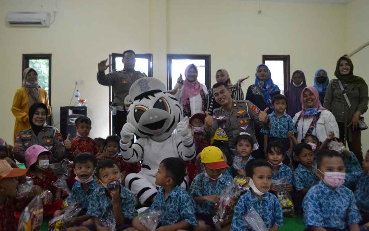 Polisi di Sidoarjo Kenalkan Peraturan Lalu Lintas untuk Siswa TK