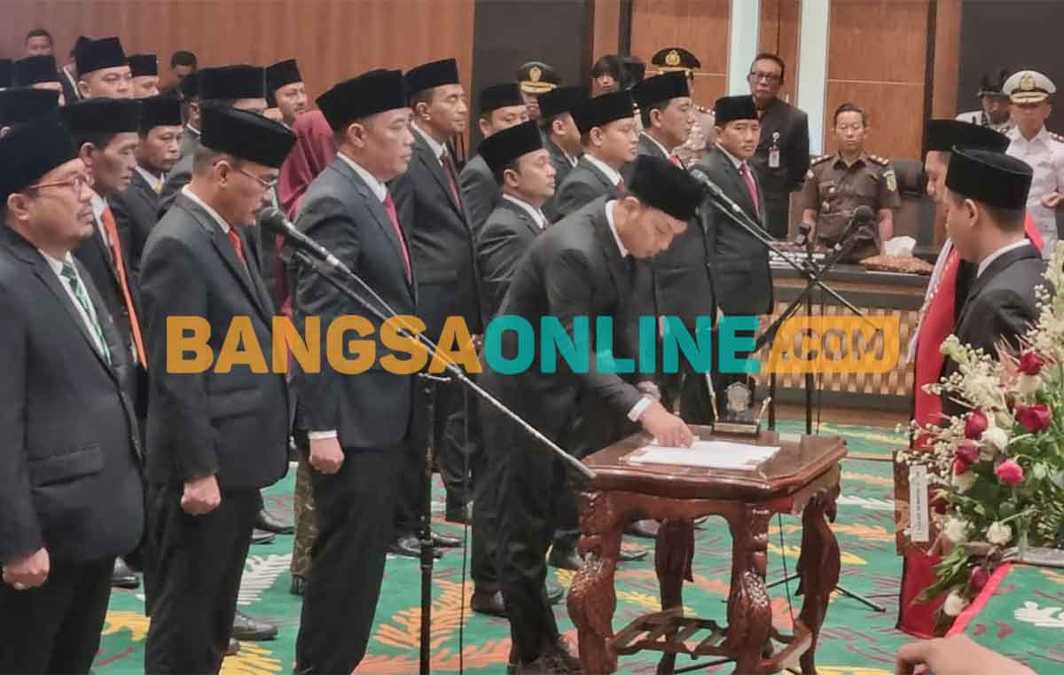 Pelantikan anggota DPRD Bangkalan periode 2024-2029. Foto: AHMAD FAUZI/BANGSAONLINE