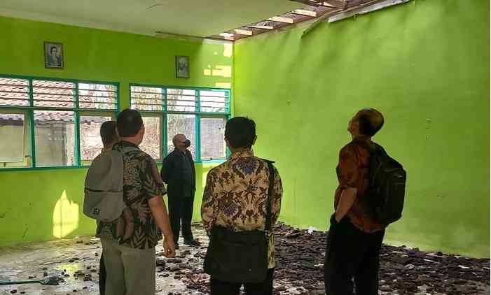 Kepala Dinas Pendidikan Kabupaten Kediri, Mukhamad Muhsin (pakai masker) dan Tim saat meninjau ruang kelas SDN Jatirejo yang terbakar. Foto: Ist.