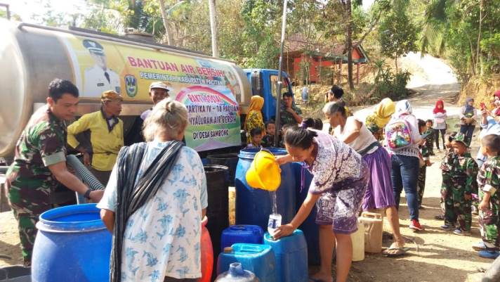 Kegiatan droping air bersih yang dilakukan TK Kartika IV-18 Pacitan.